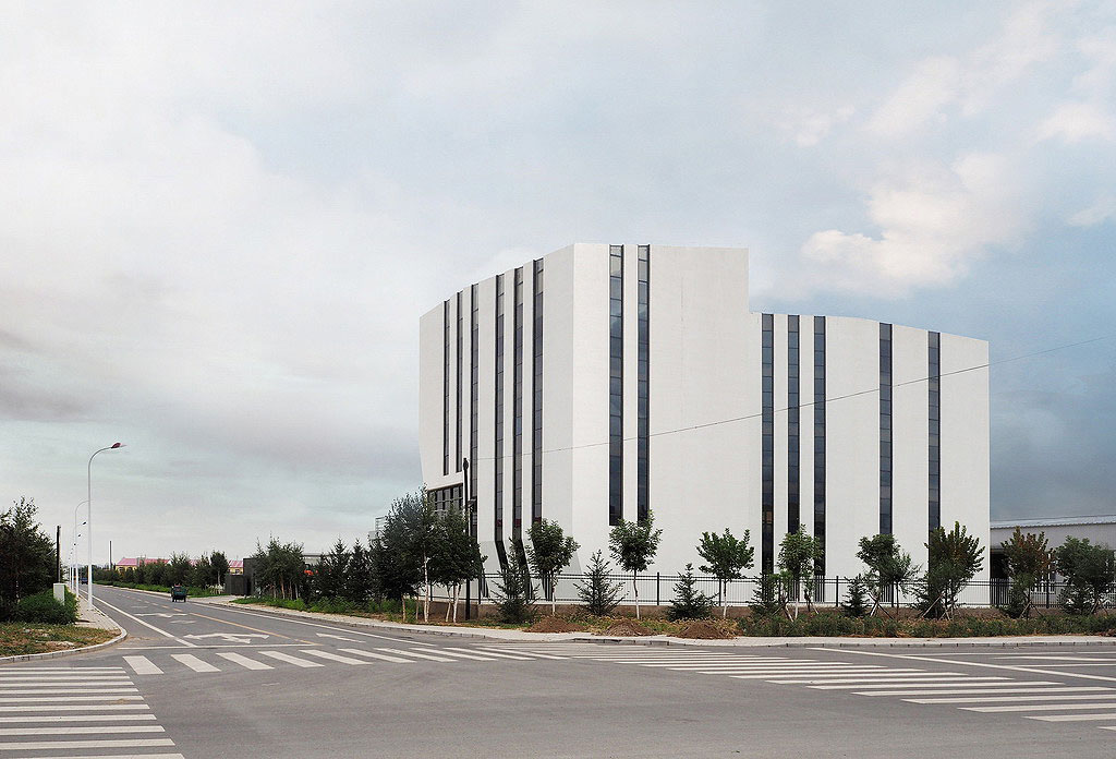 切片层岩 · 赤峰市林西县工业园区的立体艺塑办公建筑丨蒙古丨大连松岩建筑设计院有限公司-6