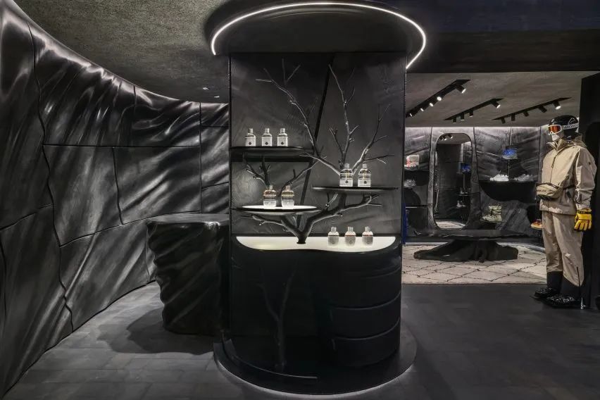 Moncler Grenoble 全新阿尔卑斯山上的旗舰店丨瑞士丨Küchel Architects-16