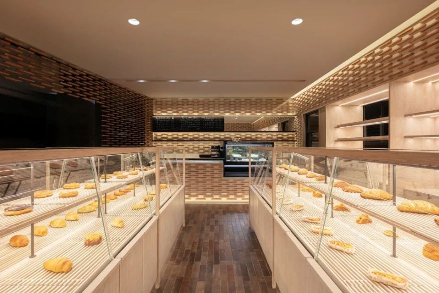 山崎面包美罗城店 | 红洞石营造独特包裹感-0