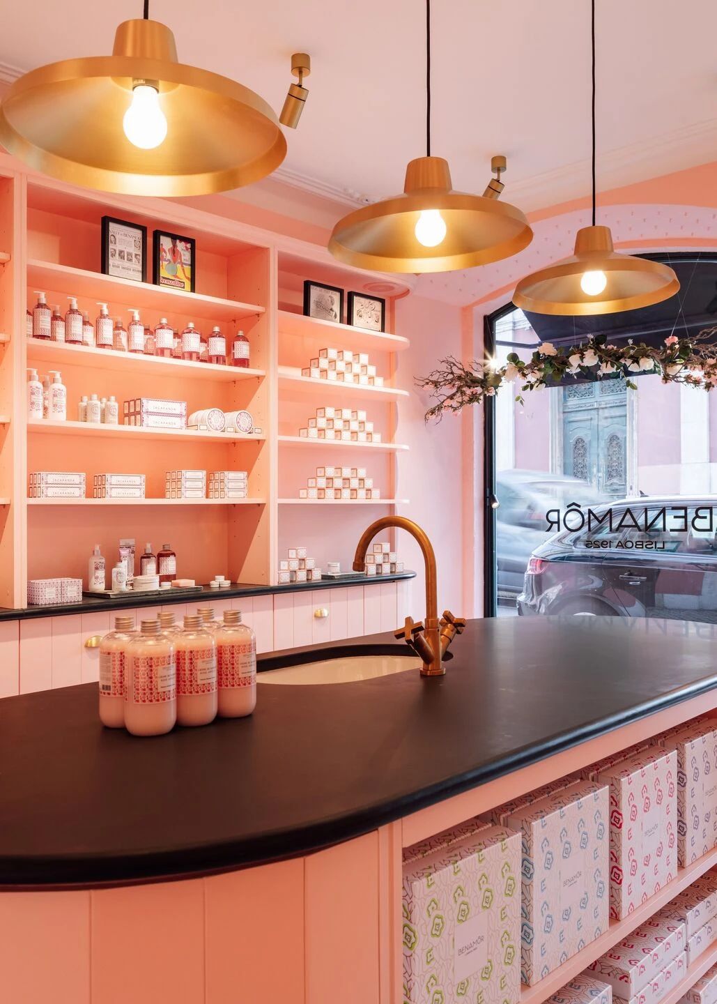 贝纳姆粉色商店 · 浪漫女孩心的魔法美容空间丨葡萄牙里斯本-11