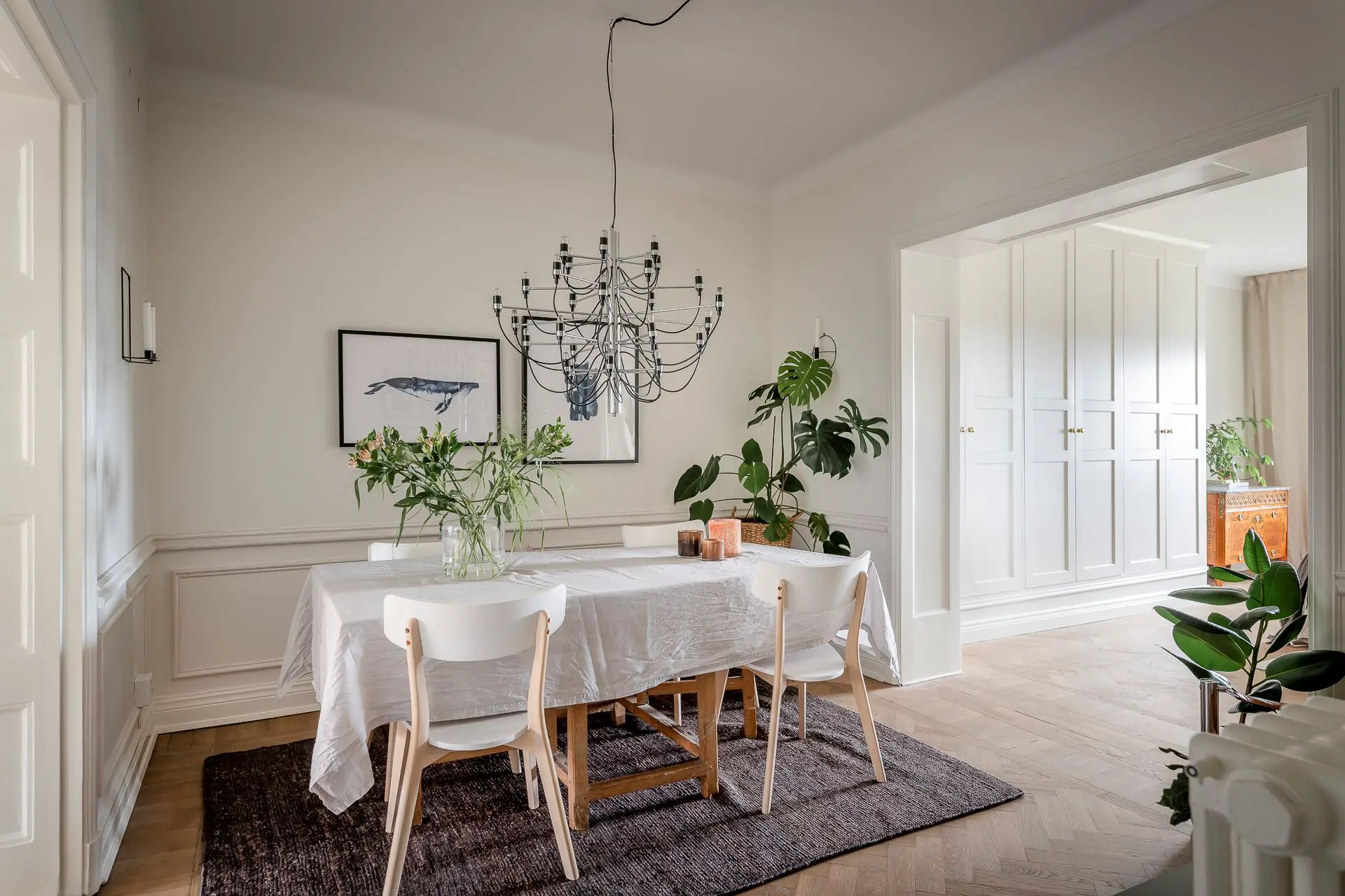 红白棋盘地板 | 古老公寓的现代魅力-16