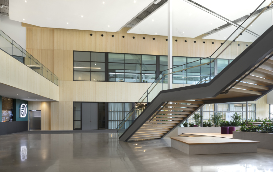 Quebec城现代企业总部,诠释工业风与自然的和谐共生-22