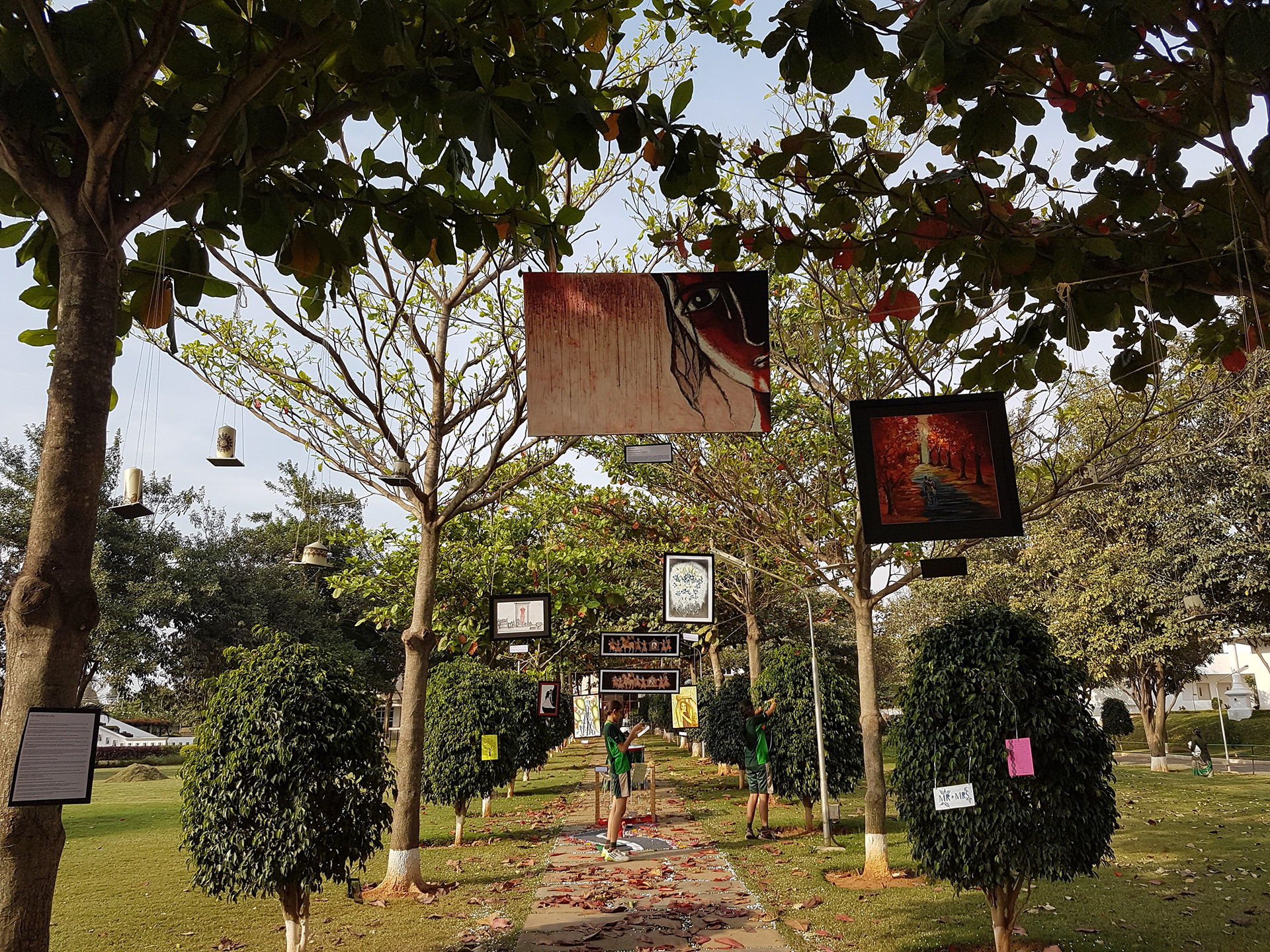 “生命的大篷车”艺术展-69