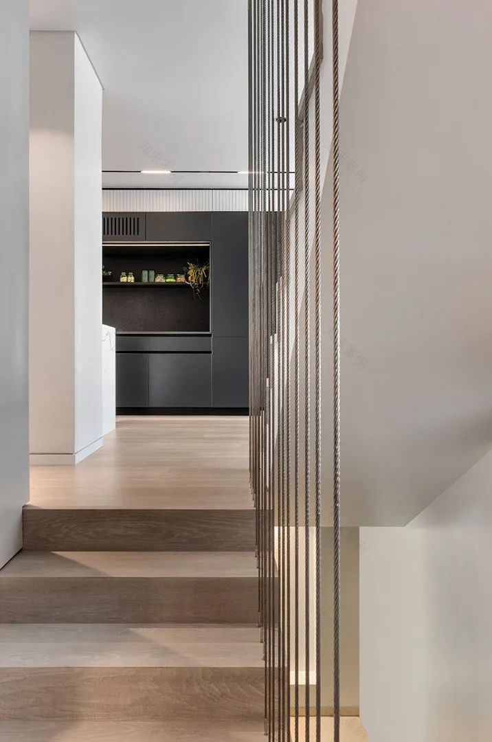 Aviram Kushmirski 打造轻奢风空间,黑白色调与实木地板的完美搭配-48