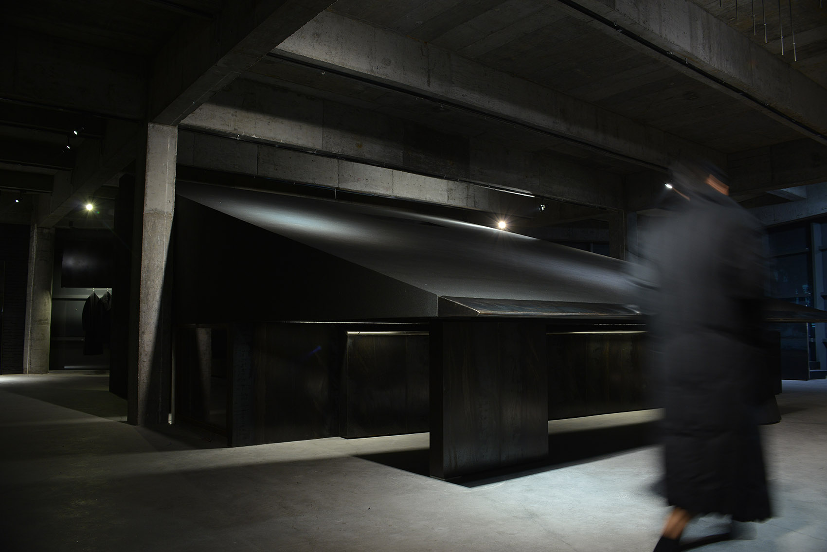 黑色斜面系统&黑壳HEIKE服装品牌概念店,中国 / 杭州啊嗯室内设计-36