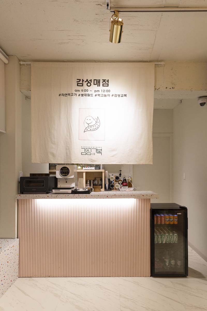 40 平 INS 情感共享校服店设计-17