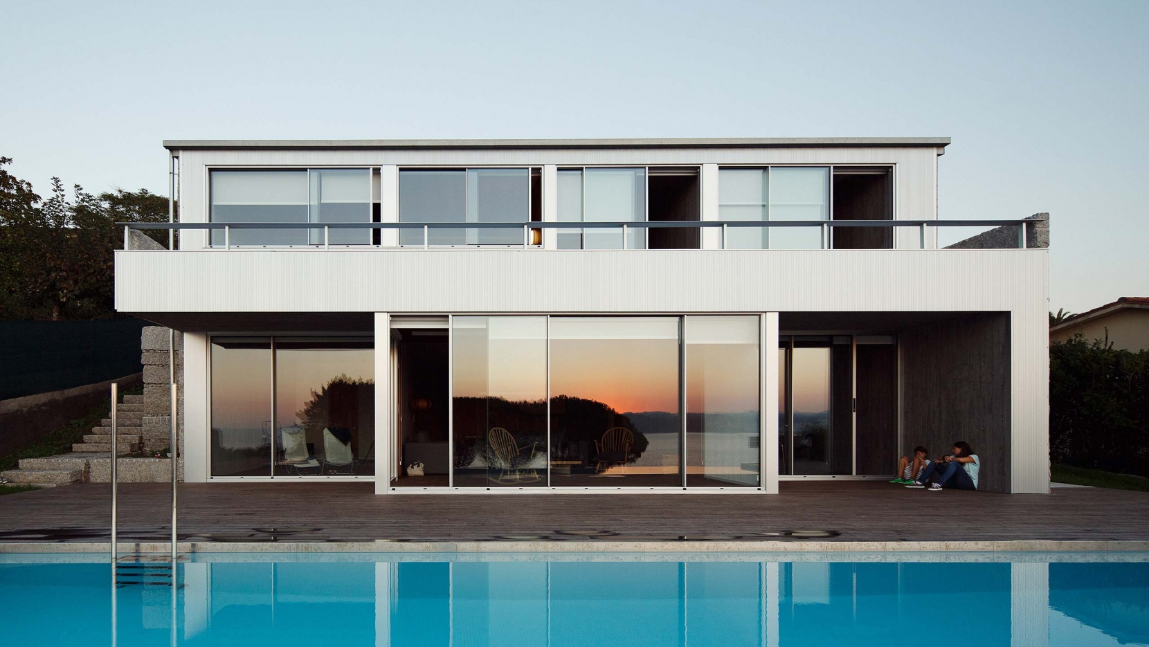 西班牙"波浪"海滨别墅 | 极简与温暖共存-0