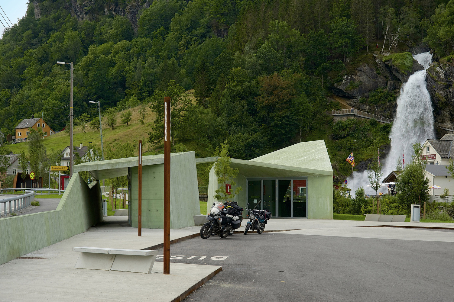 挪威 Steinsdalsfossen 瀑布景区建筑-9