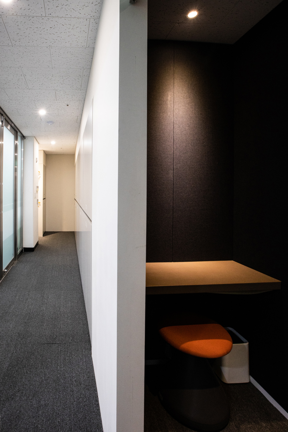 白色与木色的极简奢华 | 100 平米办公室的优雅内饰-23