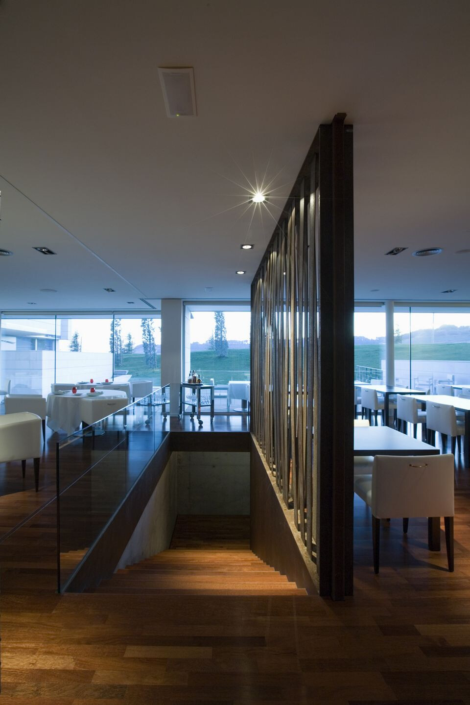 地形融入的绿色多功能酒店设计-32