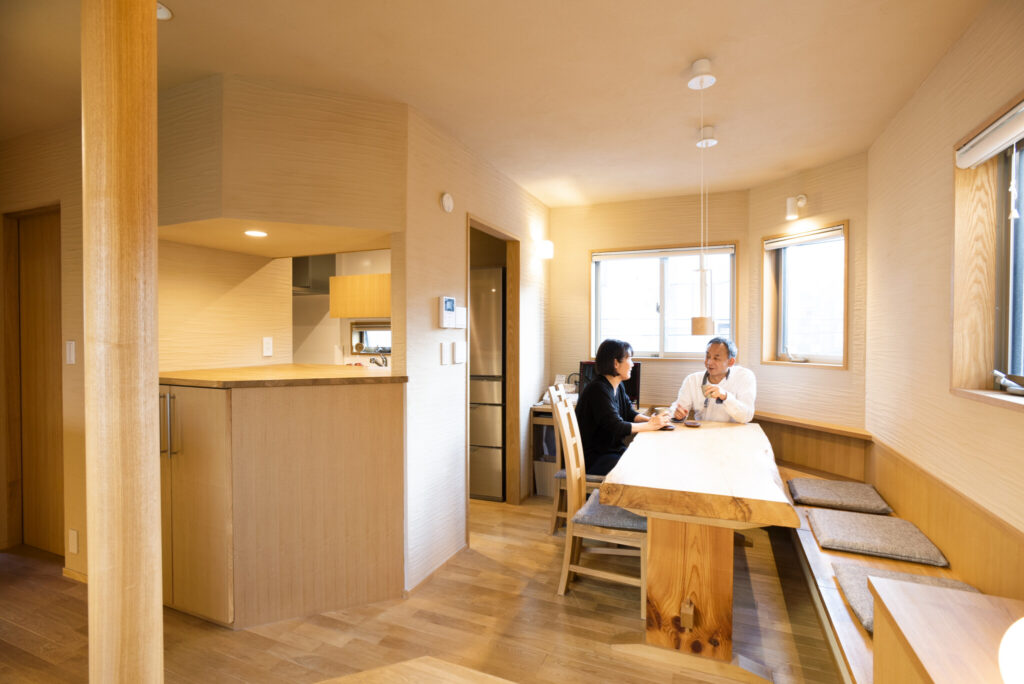 自然素材にこだわる　光と陰が織りなす変化を楽しむ左官の技が光る家 | Architecture | 100%LiFE-4