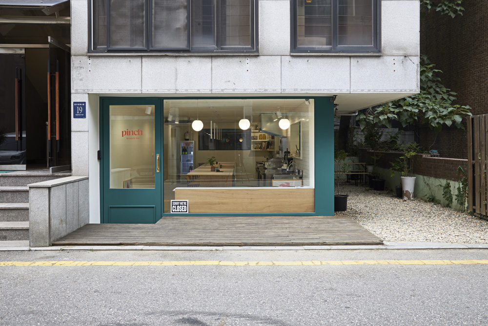 15 平米小巧咖啡厅，极简设计中的视觉盛宴-2