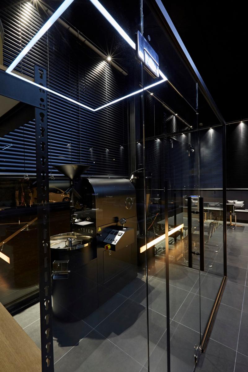 点亮 45 平咖啡店的黑色空间-16