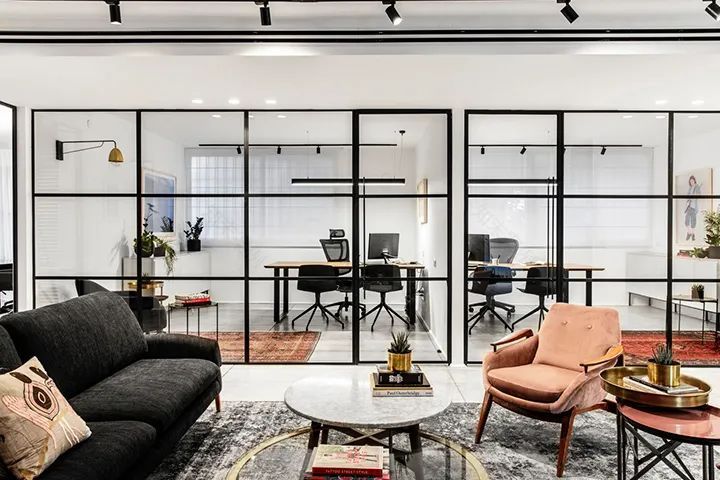 特拉维夫公寓改造,Qumra Capital 办公室的黑白极简魅力-2