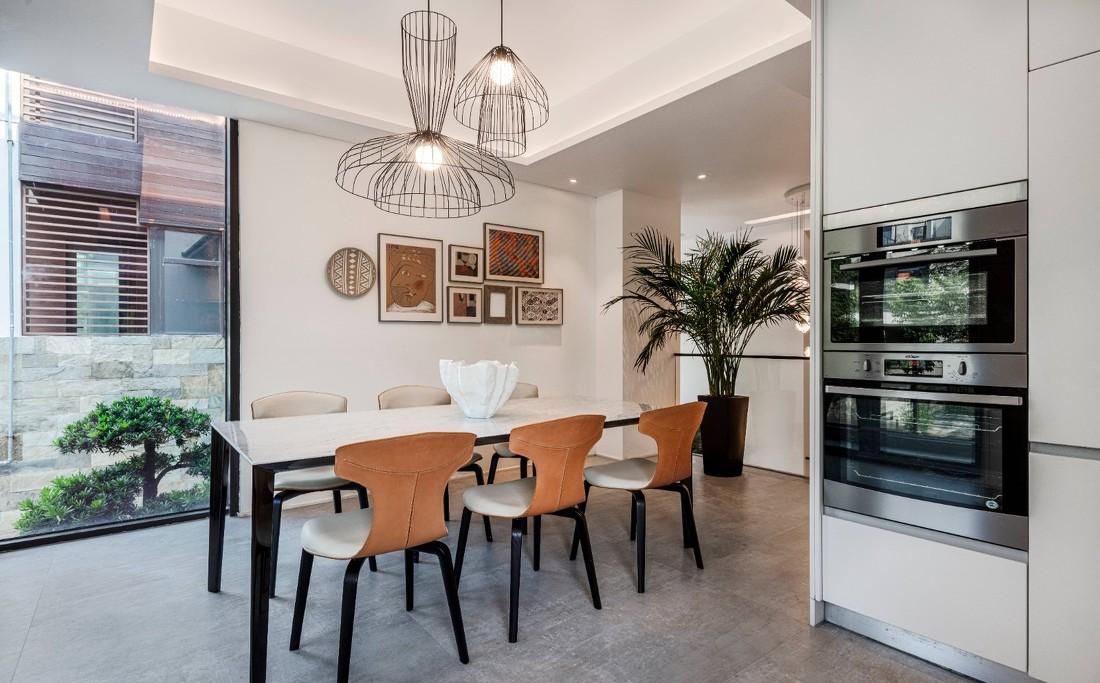 绿意葱郁中的现代极简别墅设计-28