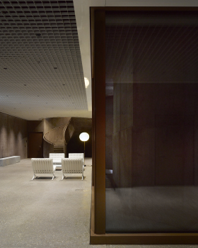 混凝土石板下的内向空间 | Valerio Olgiati 的巴洛伊保险办公大楼
