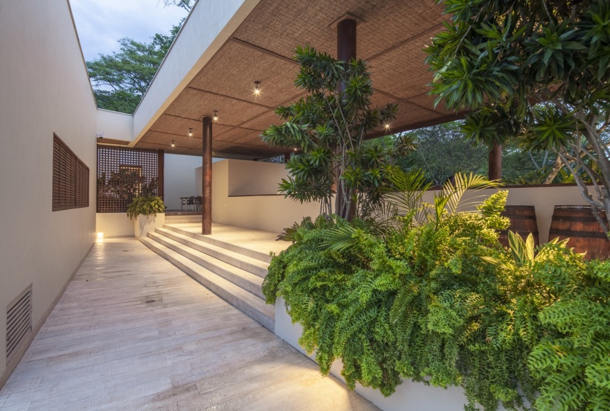 哥伦比亚 Dos Maderos House | 雕塑般匿名设计,融入自然与传统元素-42