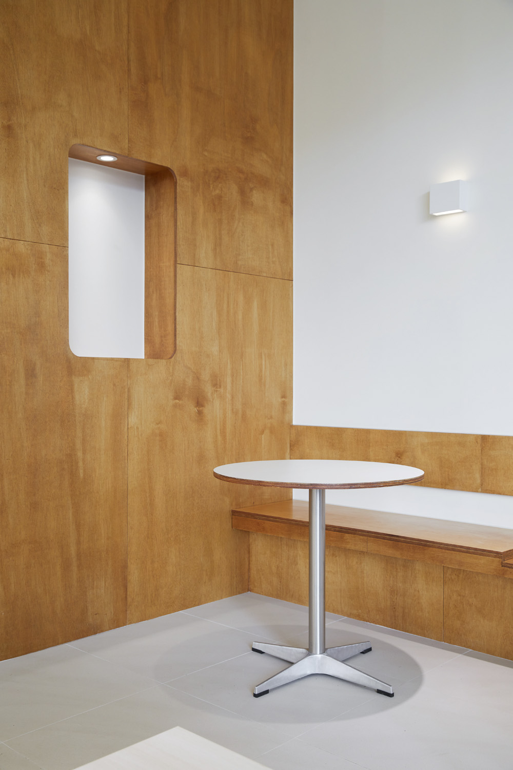 首尔 CAFÉ 4LEAF | 极简白的小清新咖啡厅设计-16