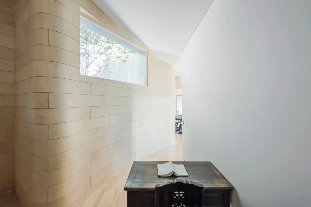 首尔以东的倾斜屋顶乡村住宅-46