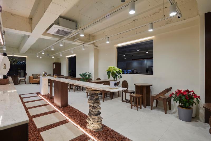 27 坪极简风咖啡厅，明亮照明点亮温馨空间-4