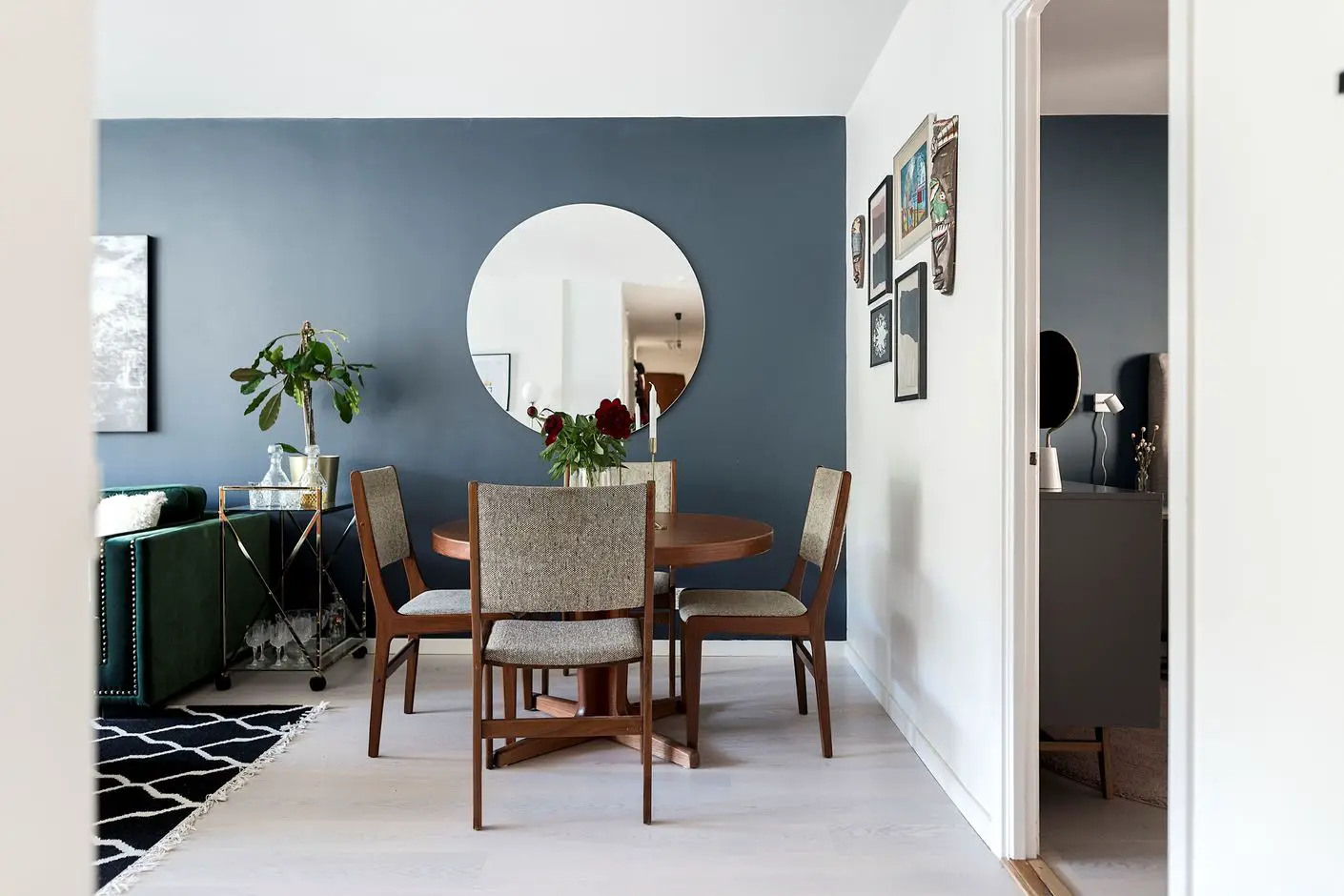 60 年代瑞典公寓里的深色 velvet sofa 和 Scandinavian 设计-9