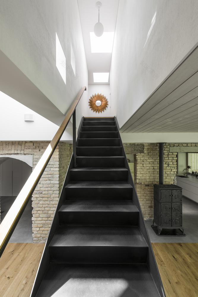 松树林中的现代住宅-32