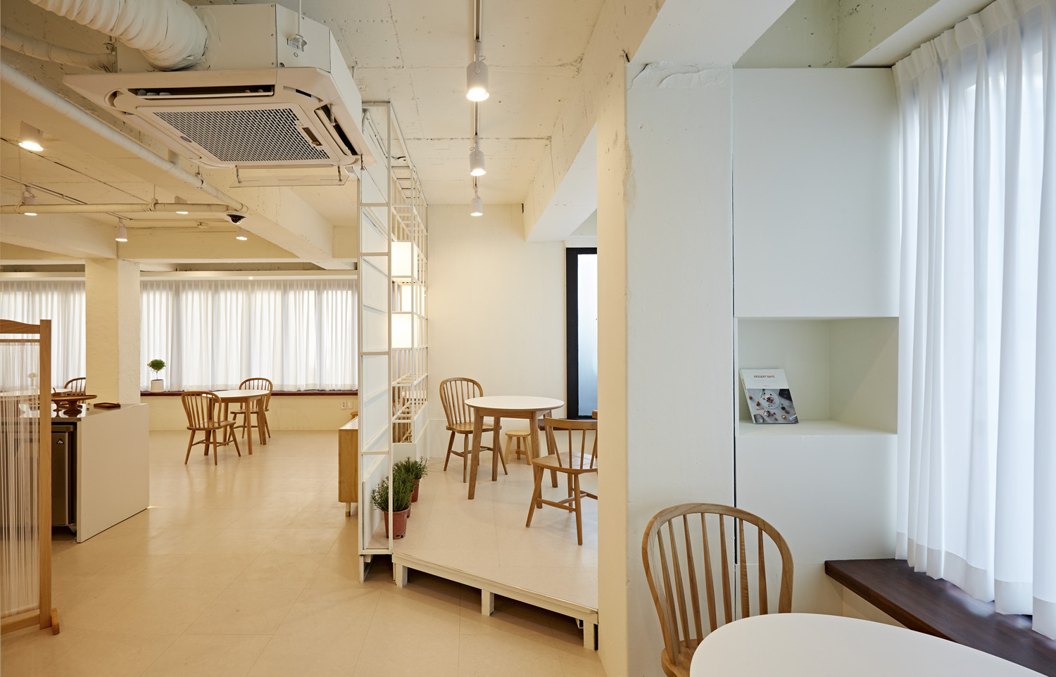 "白色与木质，打造 25 平米极简咖啡厅空间"-7