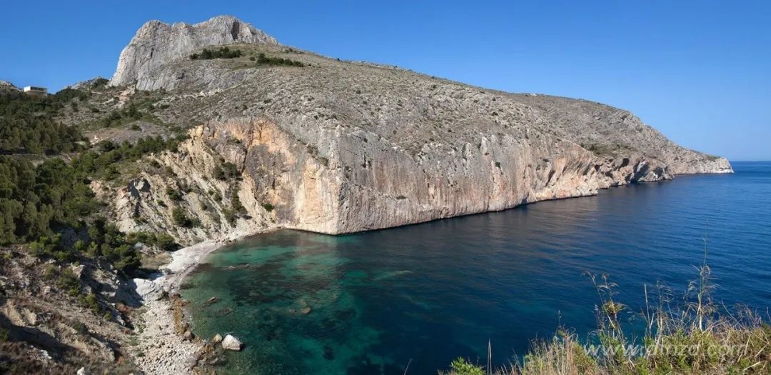 白色极简,融入自然的住宅设计-56