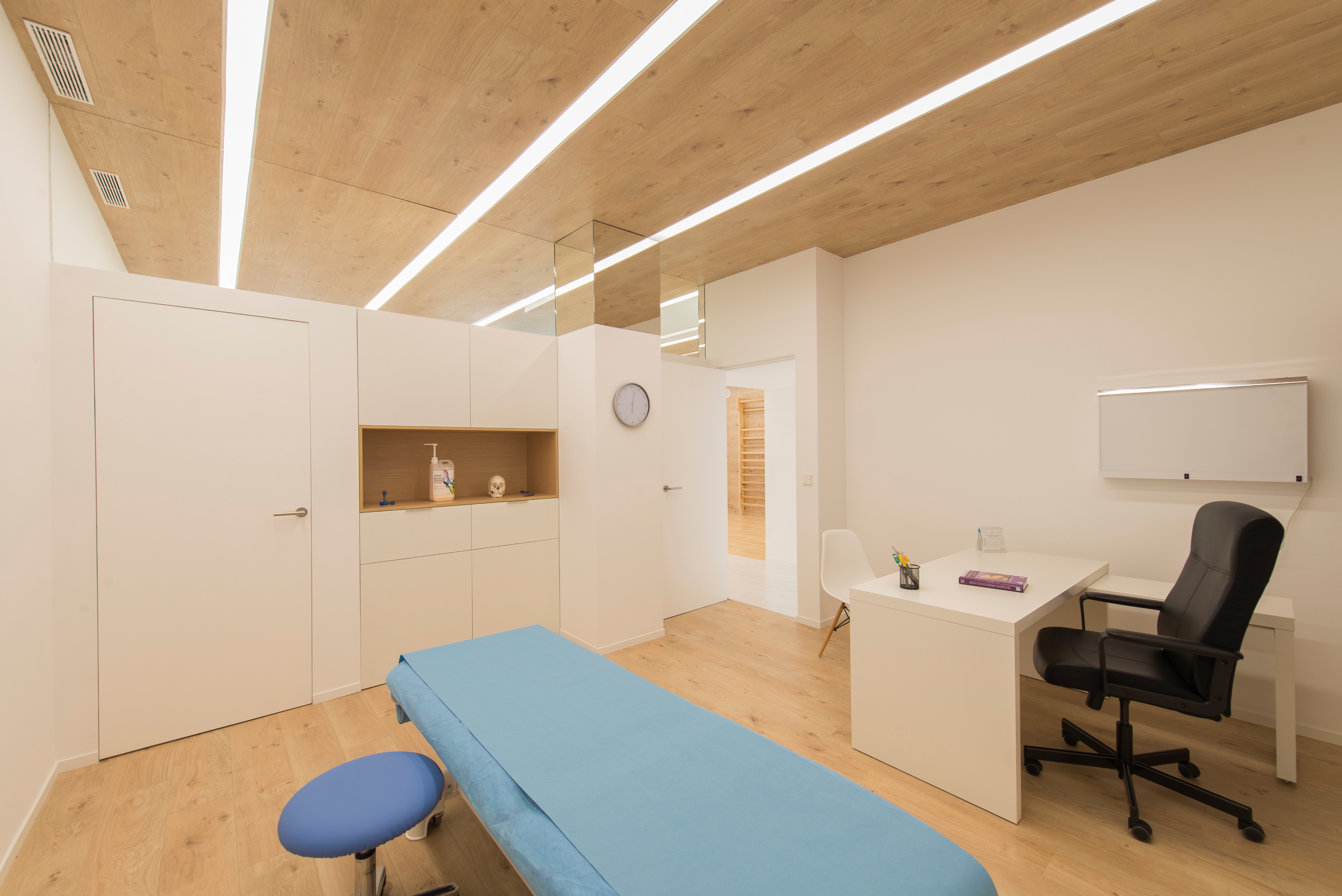 西班牙 Aitor Mira 诊所 | 自然光与木质调的舒适疗法空间-20