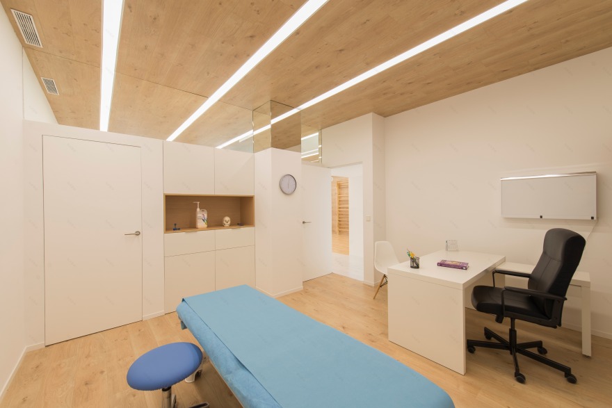 西班牙 Aitor Mira 诊所 | 自然光与木质调的舒适疗法空间-20