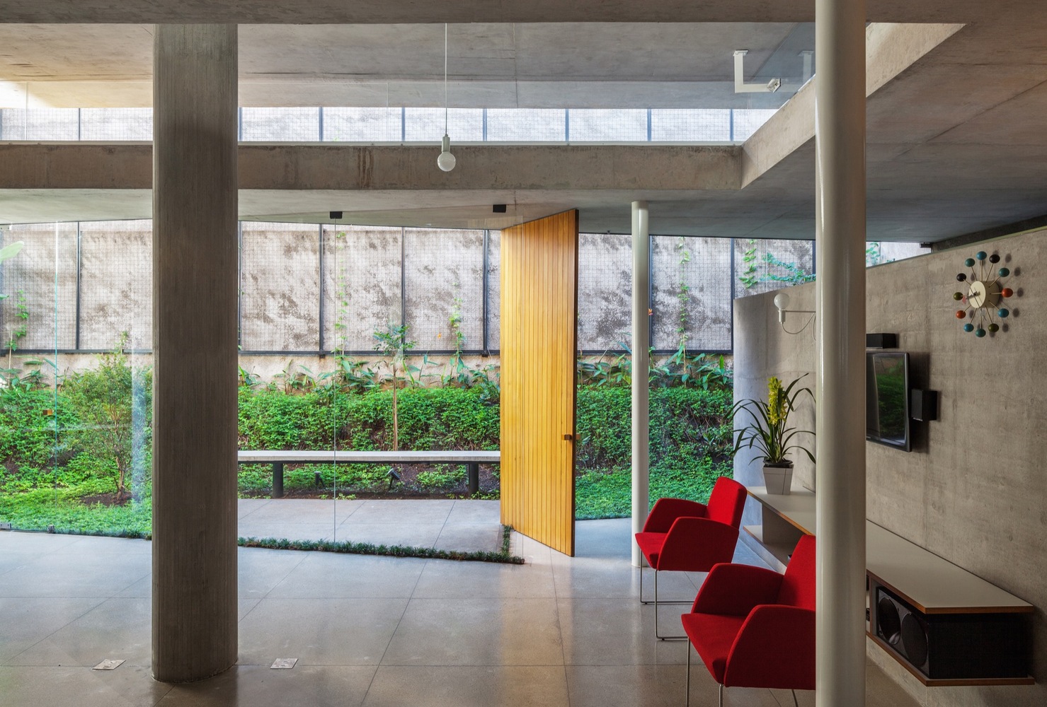 巴西奥兰蒂亚住宅 · 共生设计展现居住与工作空间-35