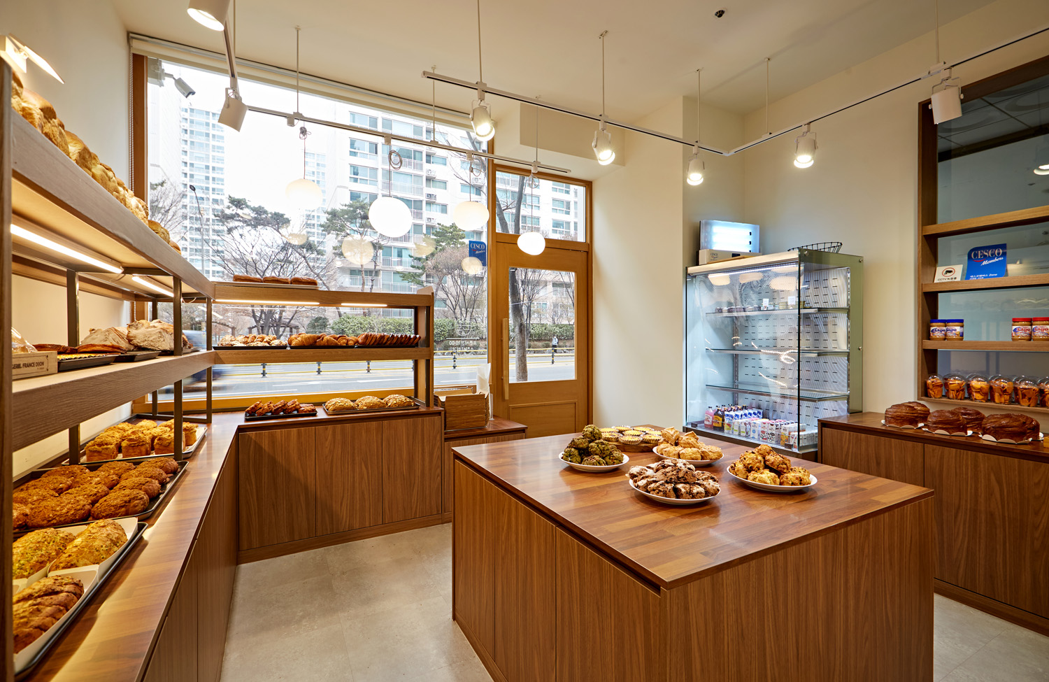 白色与木色交融的 16 平米极简主义室内设计-11