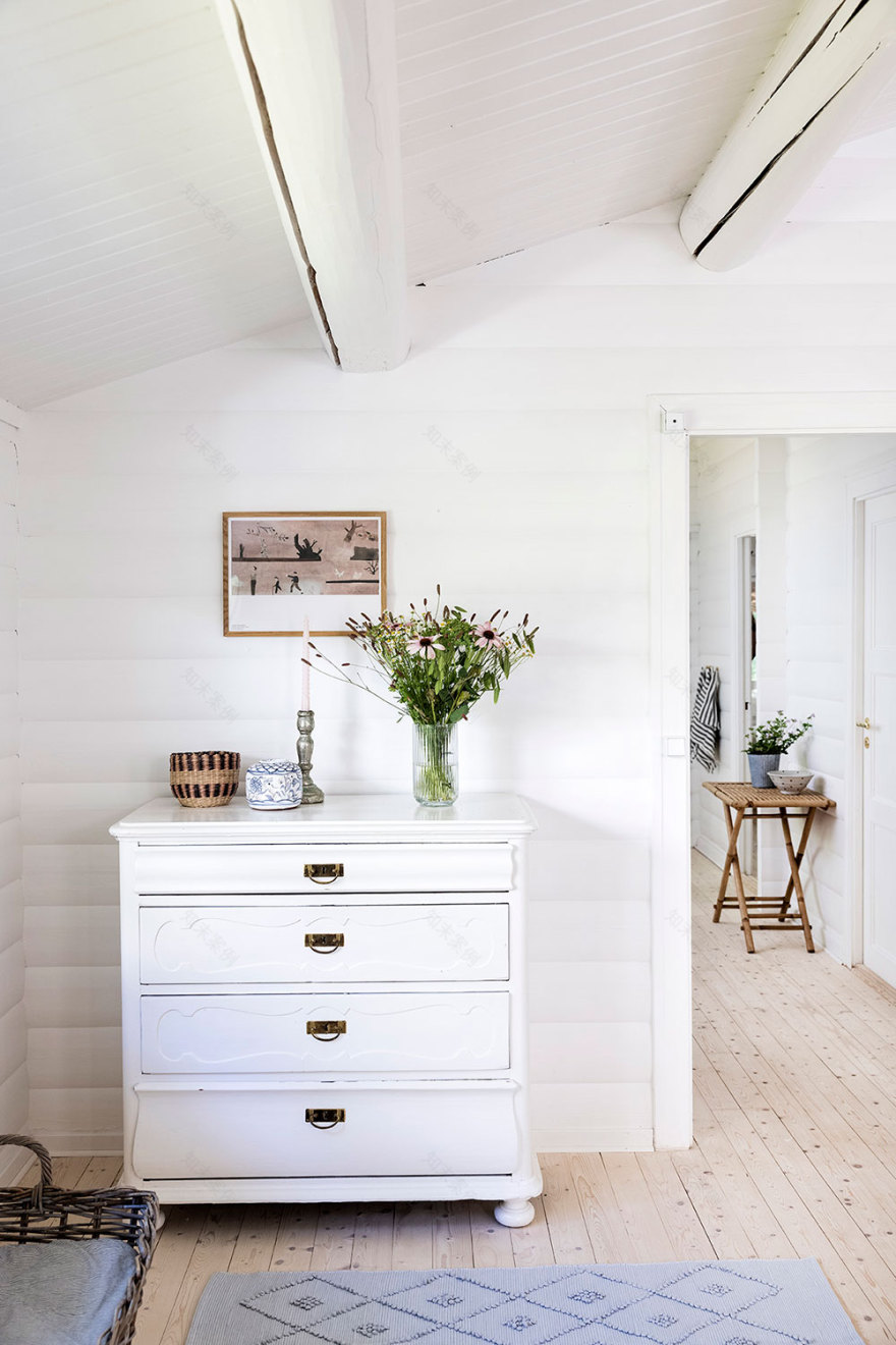 丹麦温馨乡村小屋,白色内饰的极致魅力-14