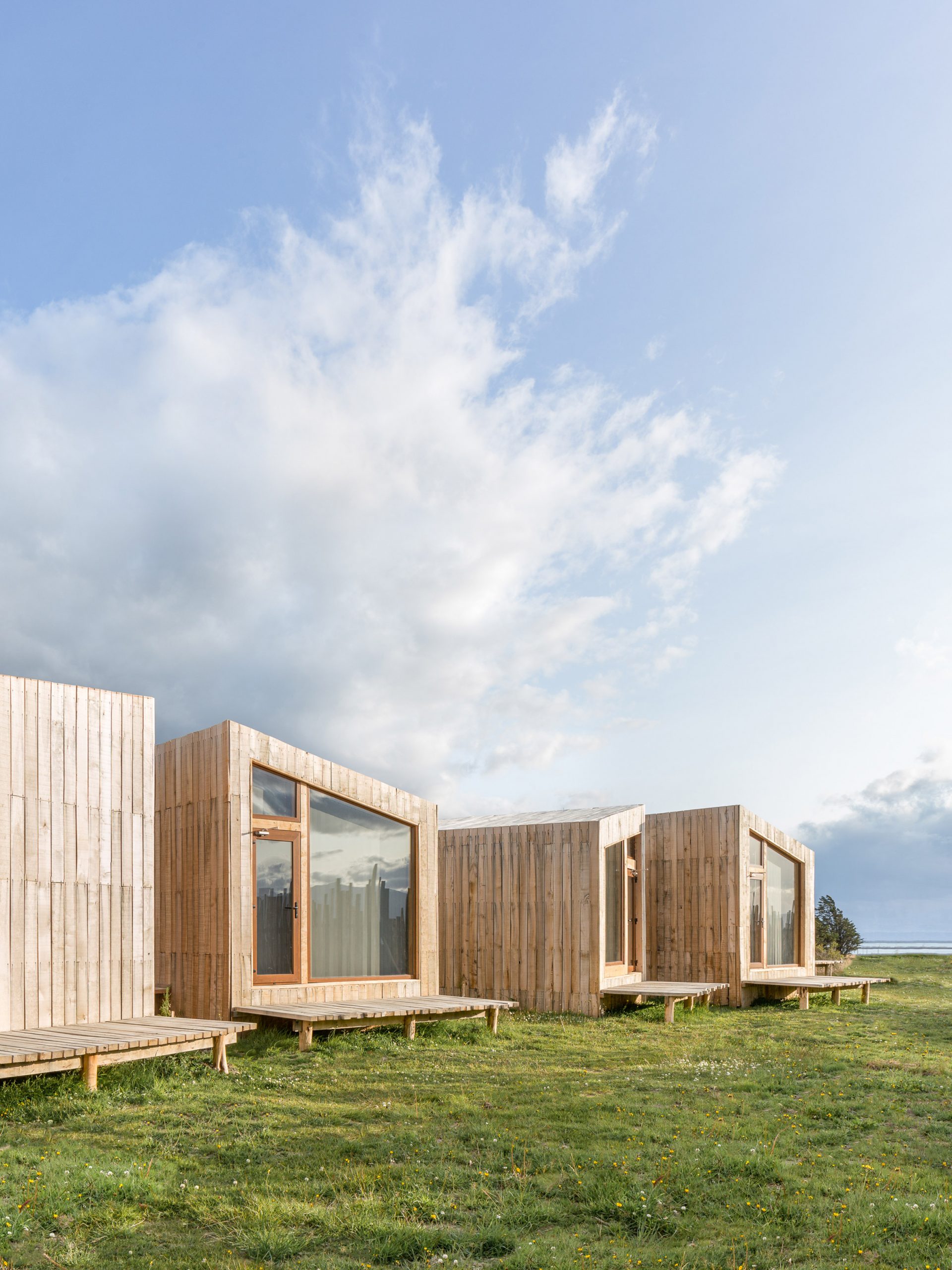 智利 Patagonia 酒店，木质预制小屋打造自然美景中的温馨空间-9