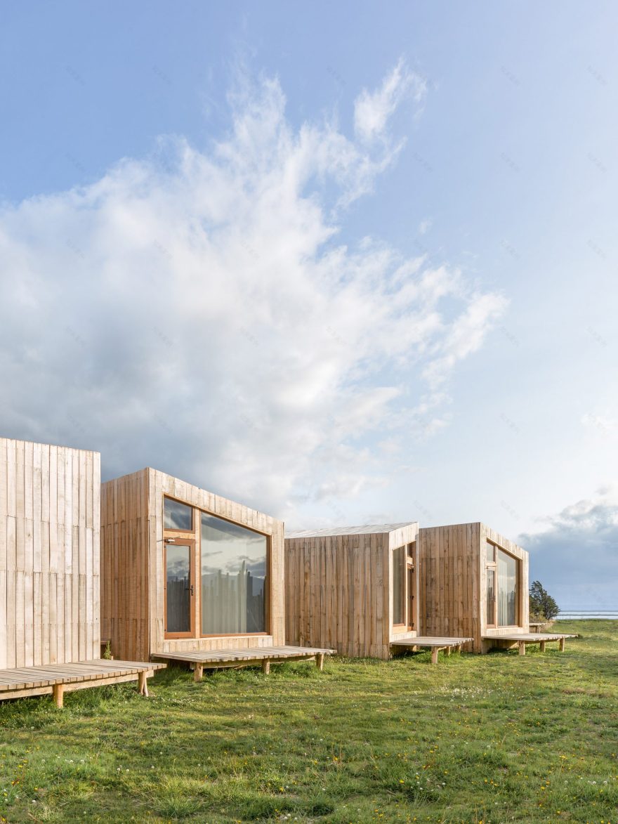 智利 Patagonia 酒店,木质预制小屋打造自然美景中的温馨空间-9