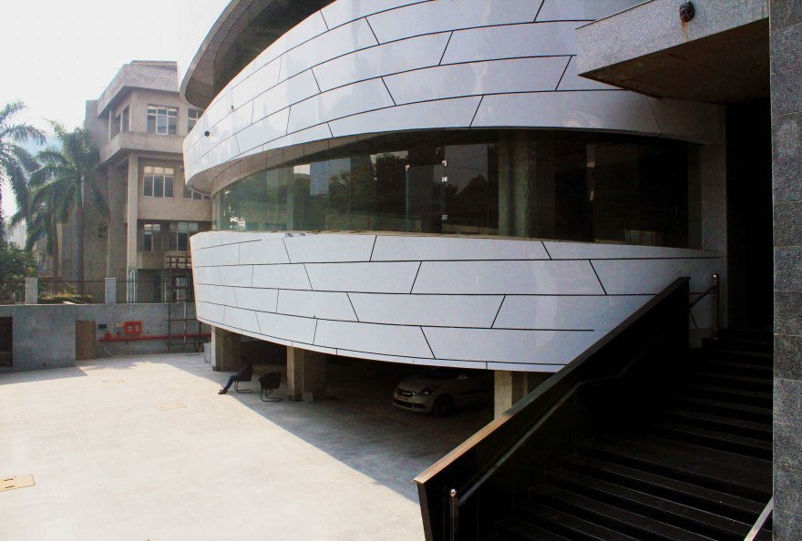 弧形铝板打造高效办公空间-11