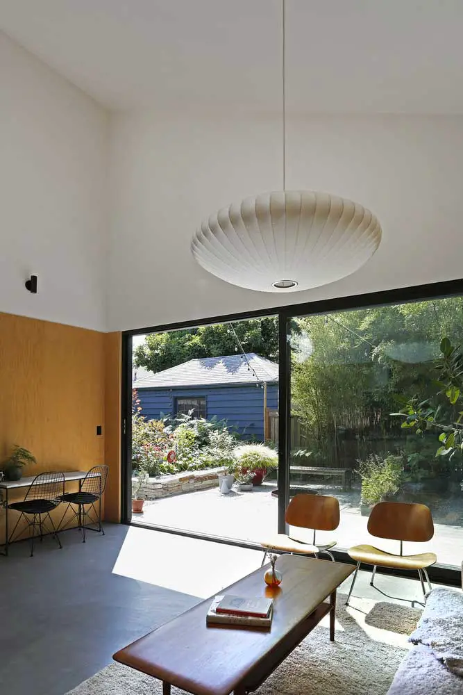 西雅图金属外观小屋 | 极简与舒适的完美结合-2