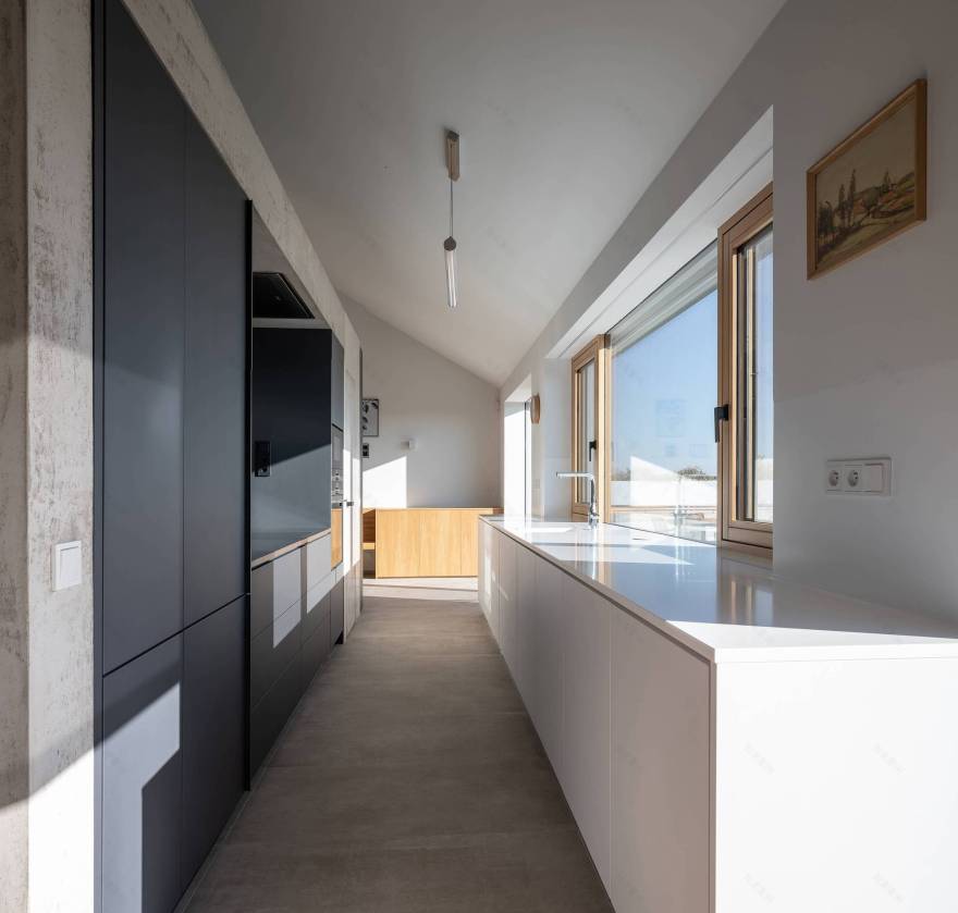 带中庭的家庭住宅丨捷克丨SENAA architekti-34