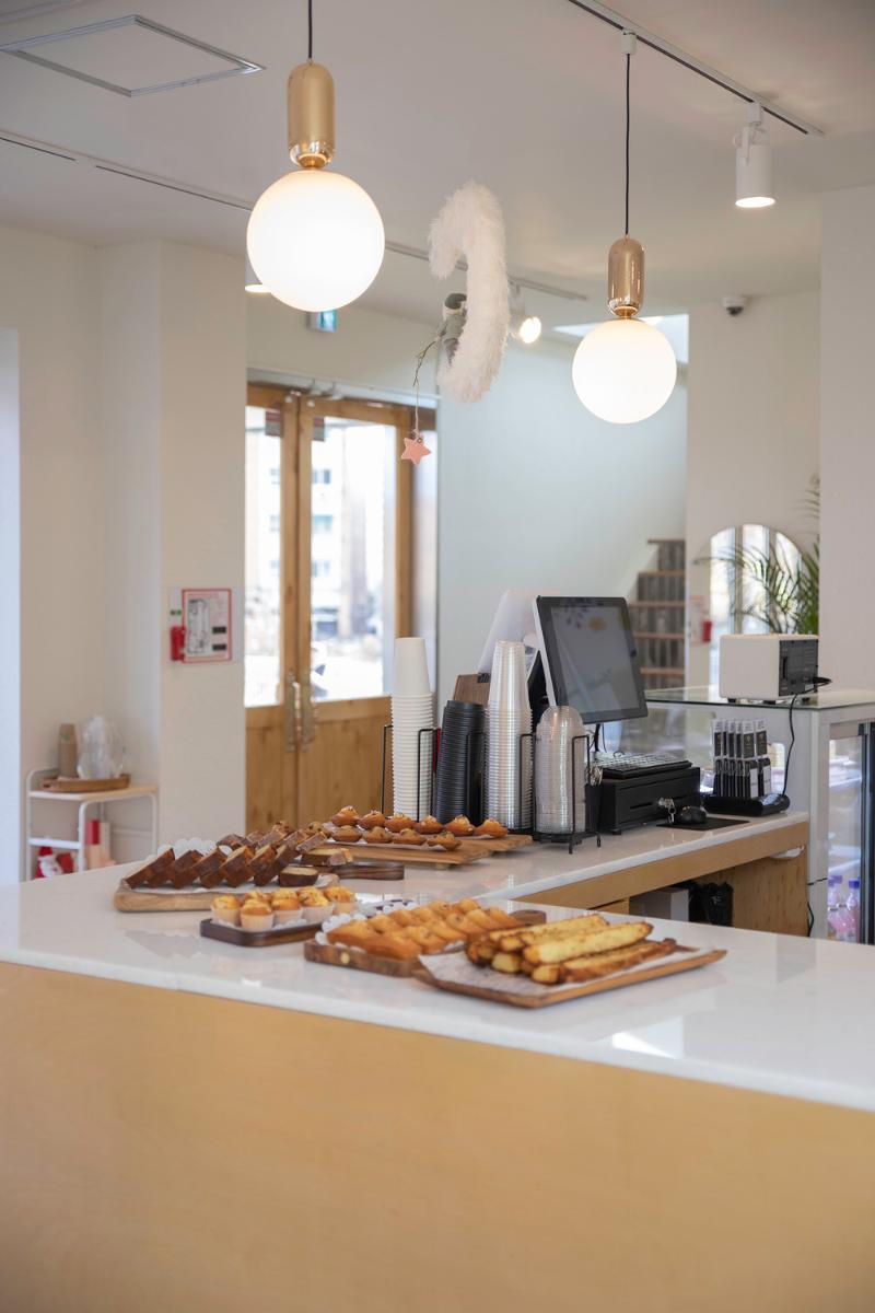 甜蜜的 58 平米白色&木质咖啡馆设计-10