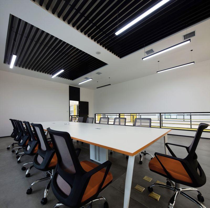 废旧仓库变身高颜值驾校,极简工业风诠释安全警示-14