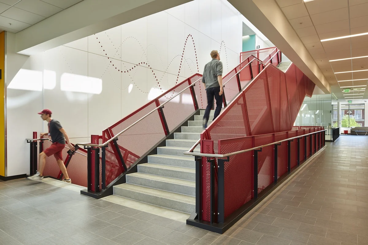 华盛顿大学星火特色展示墙

注：UW常见为University of Washington（华盛顿大学）的缩写，Spark可意译为星火等，Feature Wall理解为特色展示墙 因没有更多背景信息，以上给出一种可能较合适的翻译 丨美国华盛顿丨ZGF Architects-5