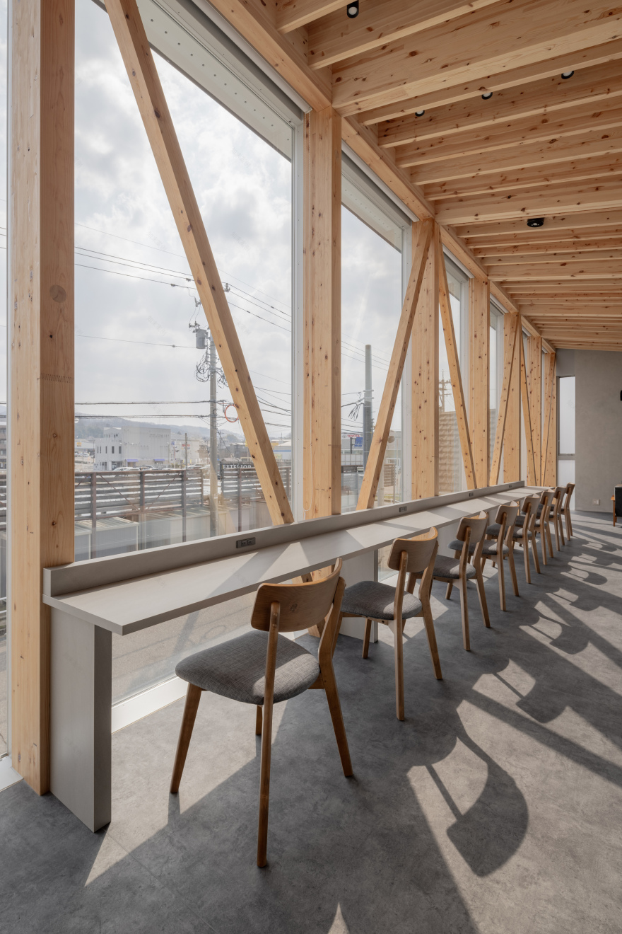 Café with a Large Tree in the Middle of Town / Kazuto Nishi Architects + toitdesign-27