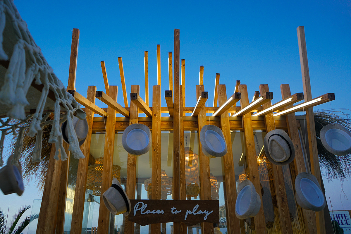 海边草屋美陈  超有氛围的户外露营网红打卡地展陈设计-15