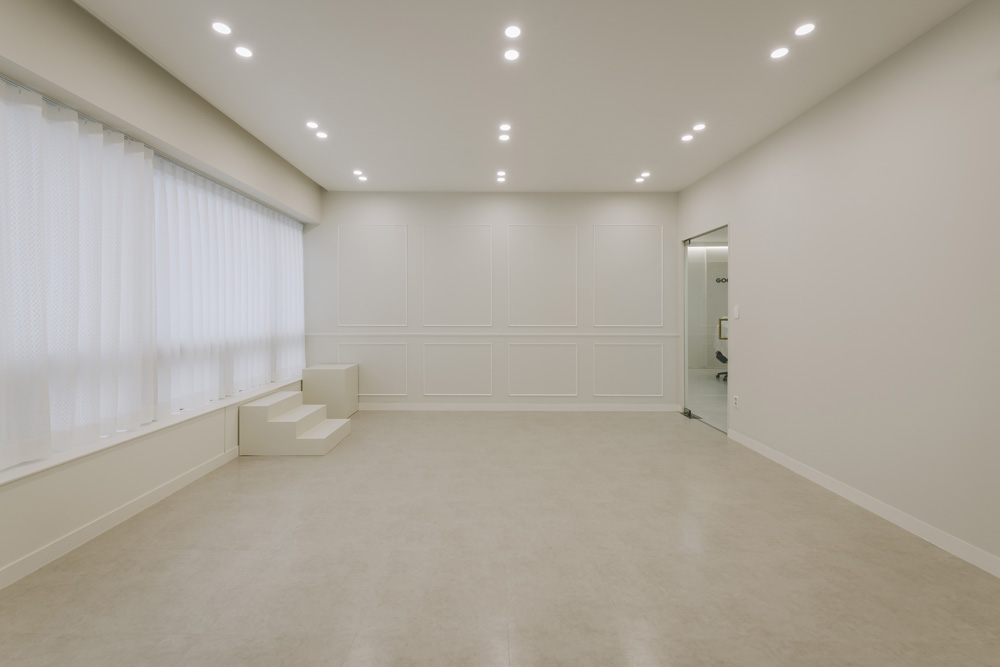 白色简约迷你办公室，60 平米的极致空间利用-5