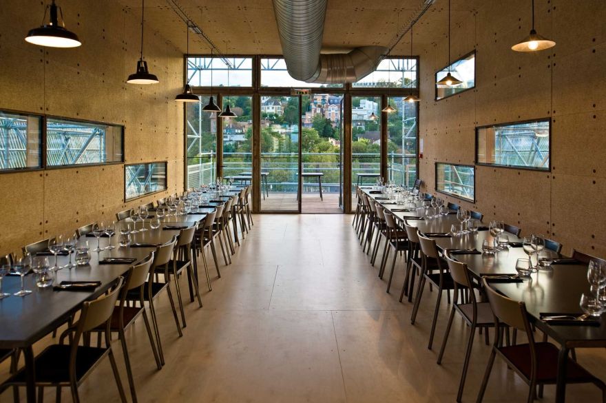 岛上的大桌子(因信息有限,该翻译是按字面意思直译为岛上的大桌子,若结合更具体语境,可能存在其他更适合表述,比如这里 tables 也可能有引申含义如大餐桌大型会议桌等,但根据当前原文只能给出此翻译) 丨法国巴黎-17