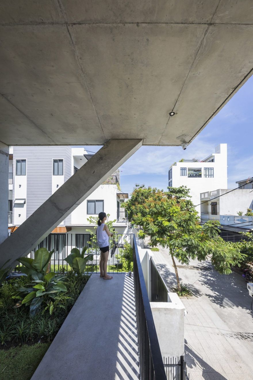 越南海滨四层混凝土住宅-15