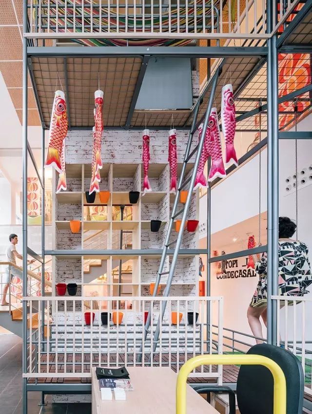 她用宜家的便宜家具、脚手架、木地板、晾衣架…设计出的最有创意的联合办公-47