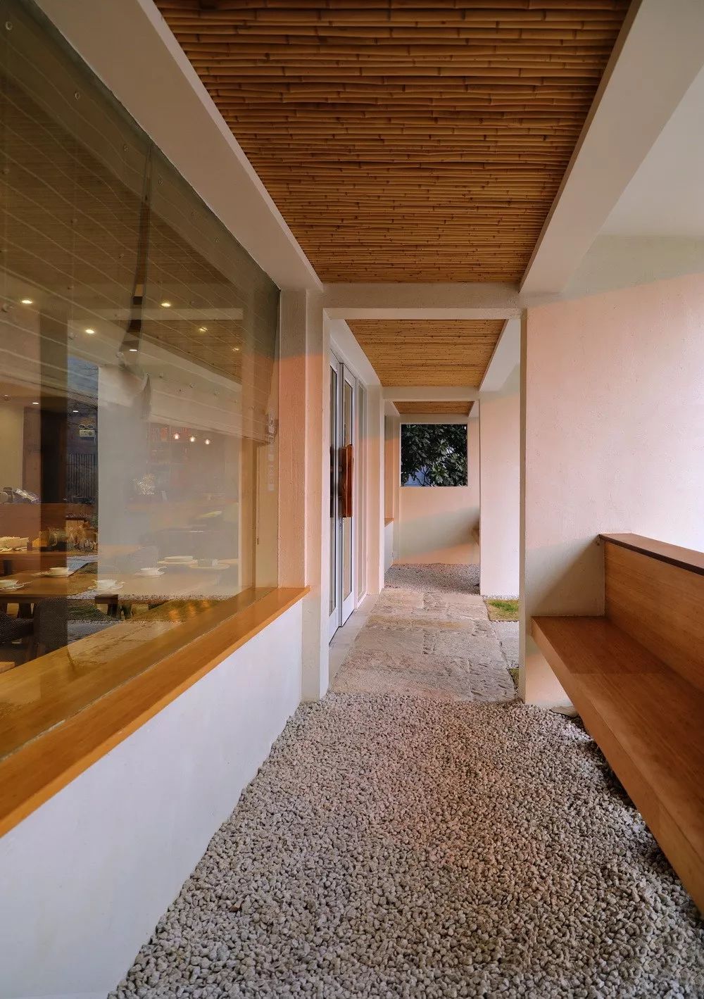 民宿设计，不论是重建或扩建、运用设计的加法或减法、还是采用在地材料，不仅能使荒废破旧的乡下老宅焕然一新，也能重塑一方水土。-96