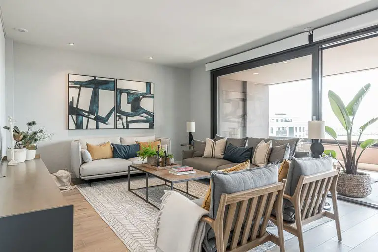 西班牙木质设计公寓,打造温馨现代生活空间-1