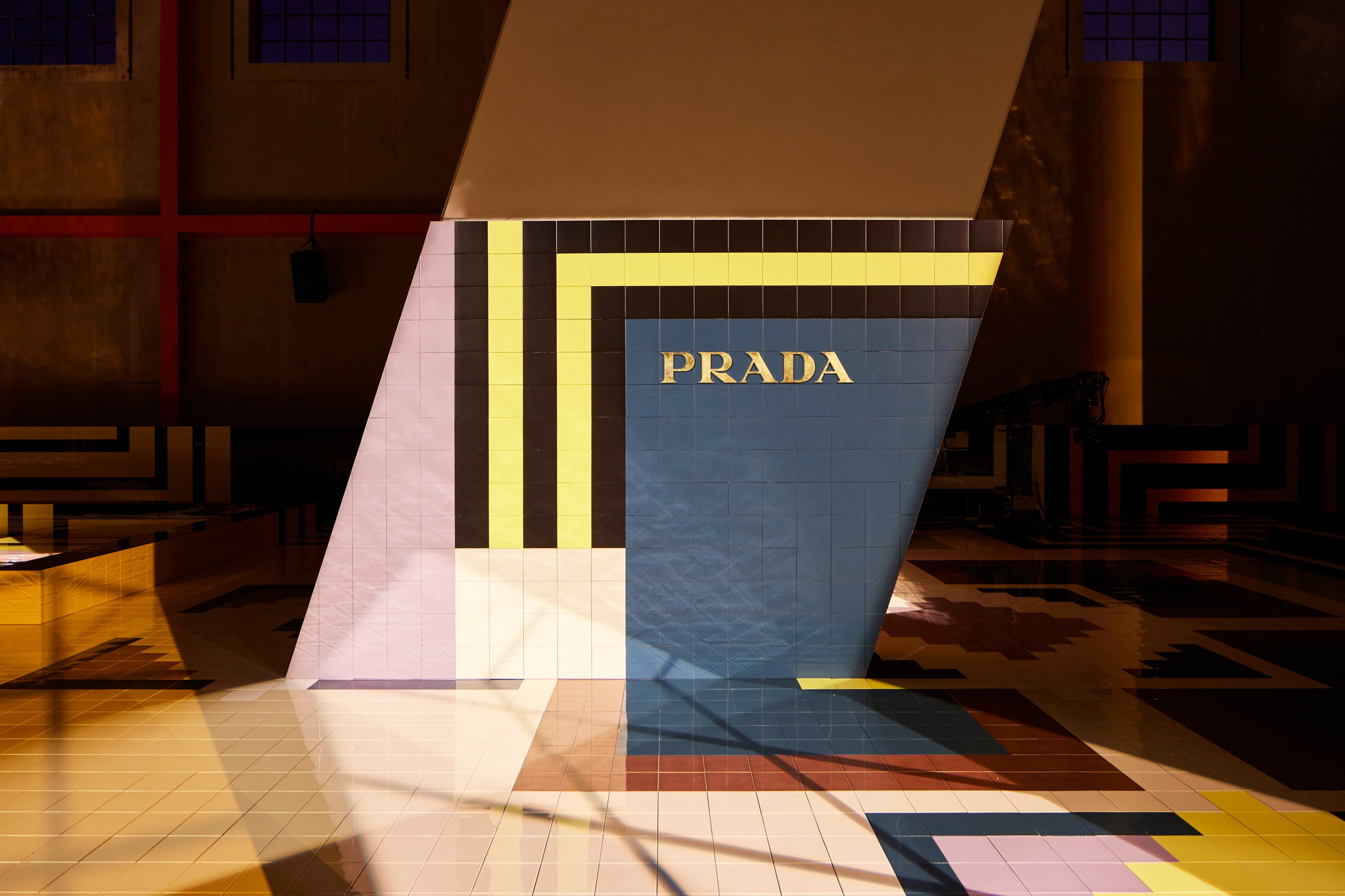 2020 春夏 Prada 女装秀场——阳光嵌饰的活力空间-7